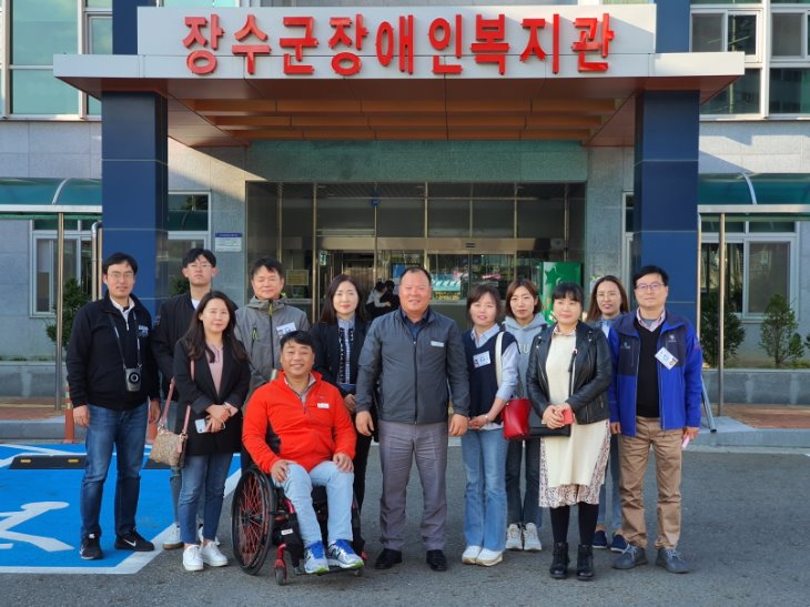 10. 21.(월) 장수군노인·장애인복지관 기관방문 - 라운딩 후 단체 사진