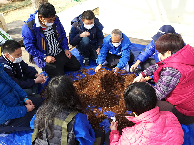 배양토의 촉감을 느껴보며 게임해요.jpg