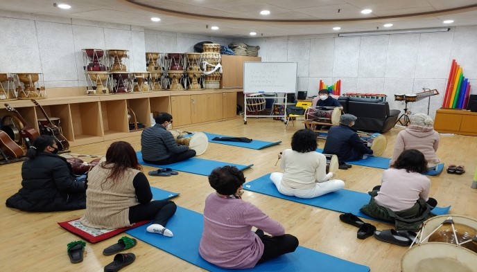  활동보조인 선생님이 참여자들 옆에서 잘 알려주고 있어요! 