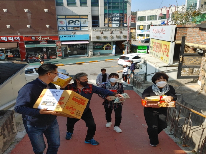 경로당을 찾아가는 모습