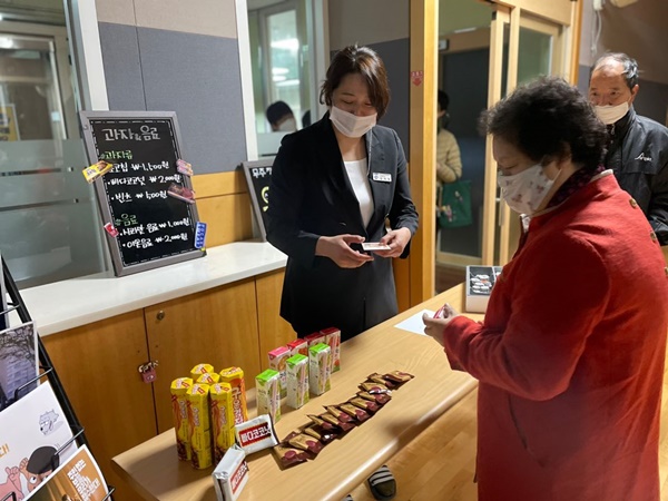  영화관 티켓 판매 직원을 담당하고 있는 강자영 사회복지사와 참여자들의 모습입니다.   