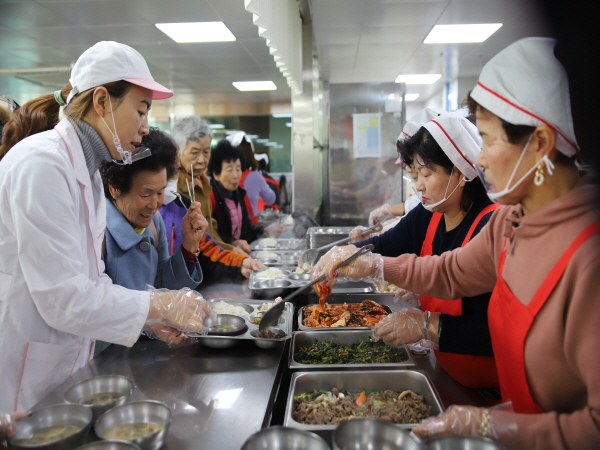  한국여성농업인무주연합회에서  배식자원봉사 중