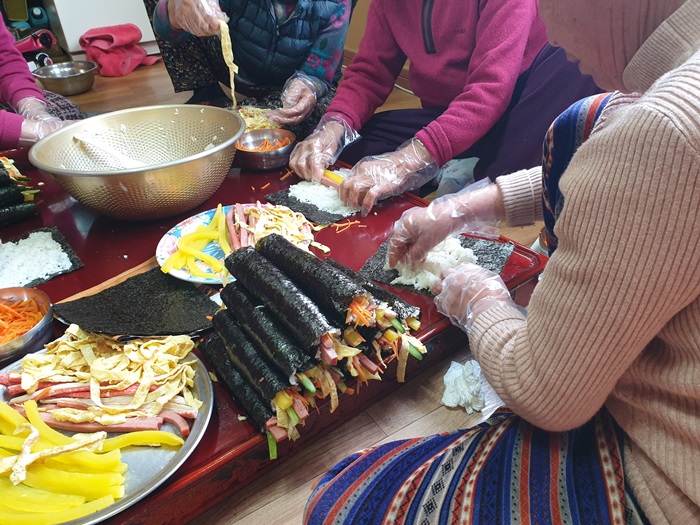 마산안골경로당 김밥요리하는모습