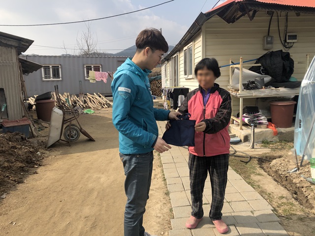  대상자에게 밑반찬/간식서비스를 배달하고있습니다.