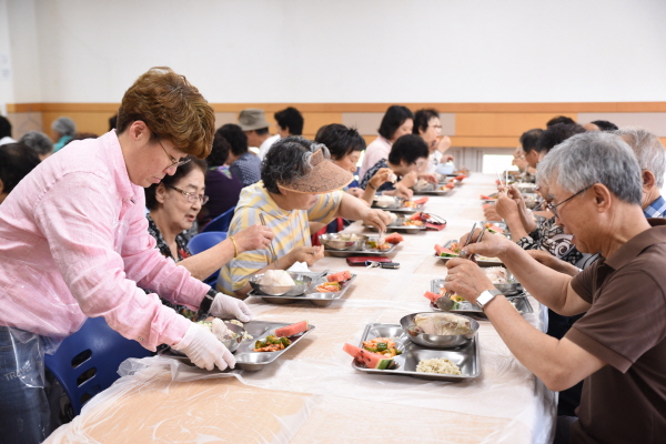   삼계닭 손질을 해 주고 있는 운동처방사 선생님