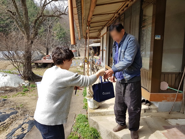  대상자에게 밑반찬/간식서비스를 배달하고있습니다.