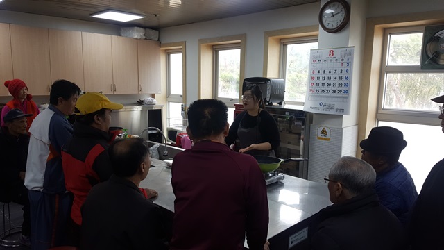 동아리활동(요리 및 영양교육)을 시작하면서 강사님의 조리방법설명