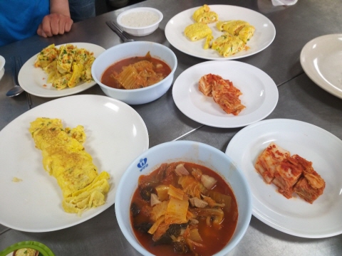  김치찌개와 계란말이.
처음만들어보는것치곤 잘한것 같아요..^^   