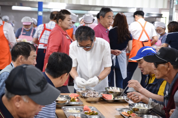   몸이 불편하신 어르신들을 위해 삼계닭 손질을 해 주시는 우리복지관 관장님.