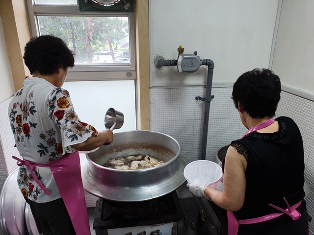  삼계탕 조리를 해주시는 무주교당 봉공회 자원봉사자   