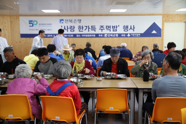  맛있게 식사를 하고 있어요 