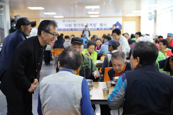 우리복지관 관장님과 대화를 나누며 식사를 하고 있네요 