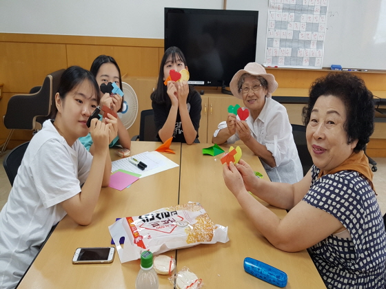  청소년한테는 하트를 배우고 어르신한테는 바지저고리를 배웠어요