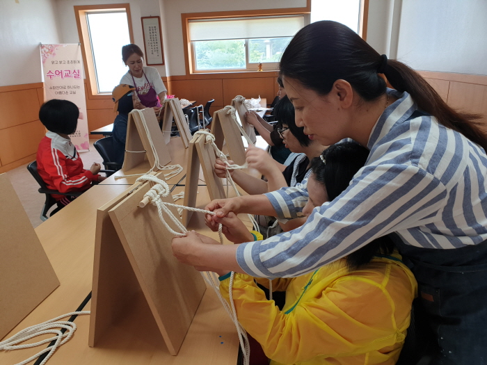  안쓰던 손근육을 쓰다보니 어렵게 느껴지지만 
강사님의 도움으로 매듭을 따라가고 있습니다      