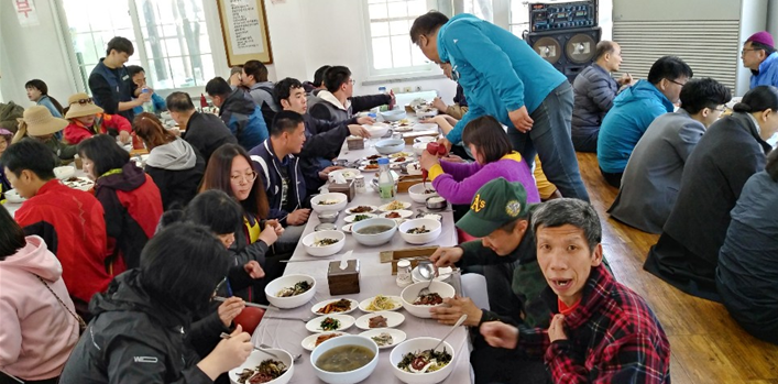  맛있는 점심식사를 하였습니다.       