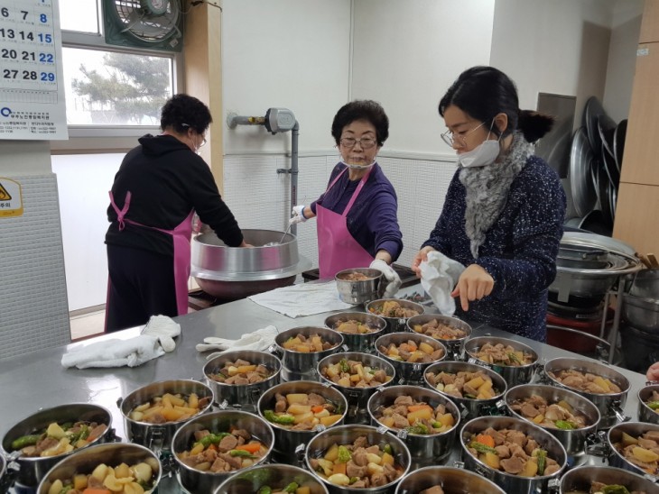  밑반찬/간식서비스 반찬 옮겨 담기  