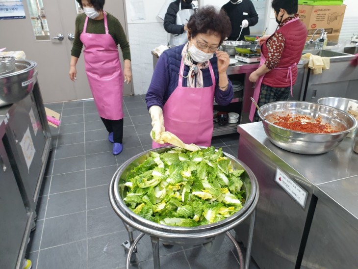   밑반찬/간식서비스 조리 자원봉사 중입니다.