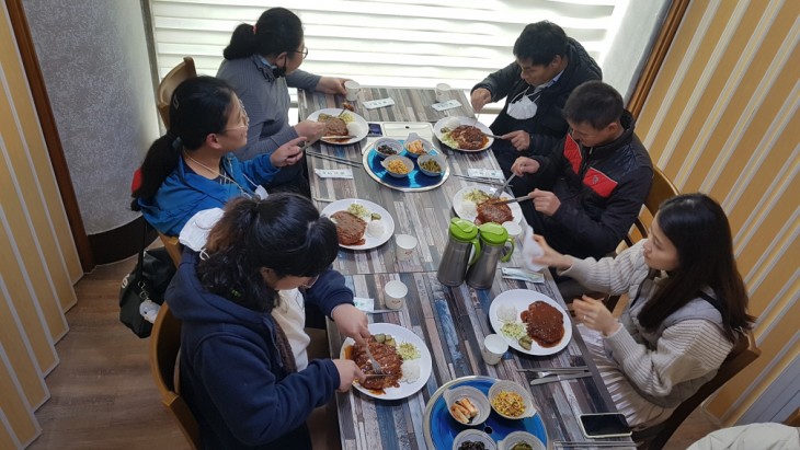  맛있게 먹는 모습이어 보기가 좋습니다.  