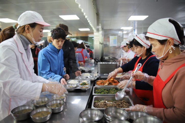 경로식당 배식봉사(한국여성농업인무주군협회)