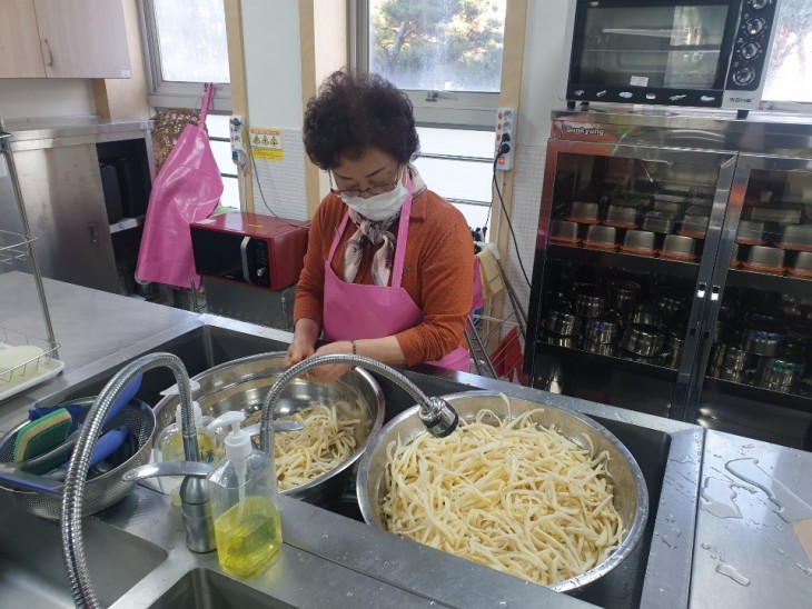   밑반찬/간식서비스 조리 자원봉사 중입니다.