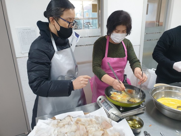   밑반찬/간식서비스 조리 자원봉사 중입니다.