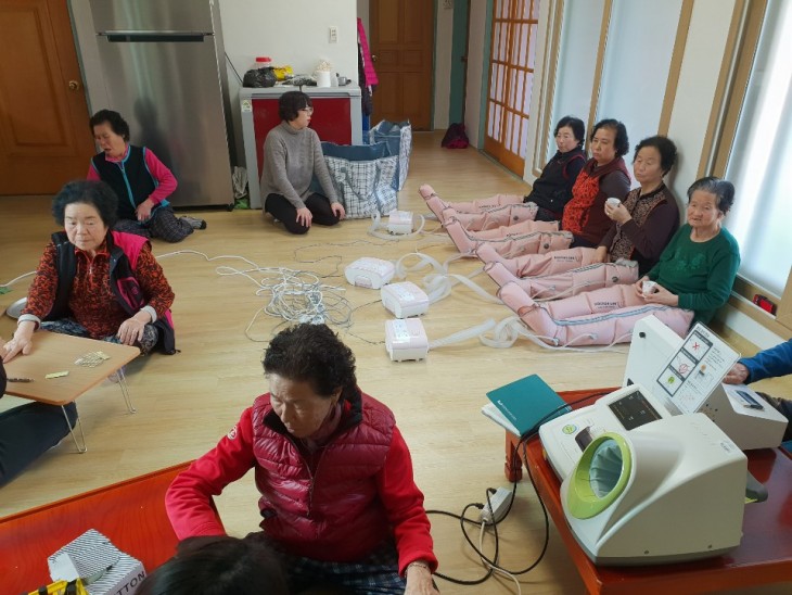 원청경로당에서는 서금요법,발마사지,혈관측정하는 모습