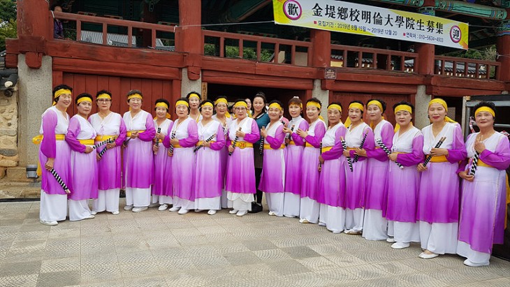  강사 1명과 이용자 20명 단체사진