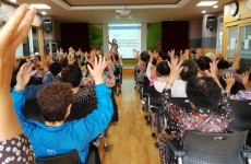  반짝반짝 노인인권옹호교육 참여하는 이용자들의 인사로 김미란강사 인사