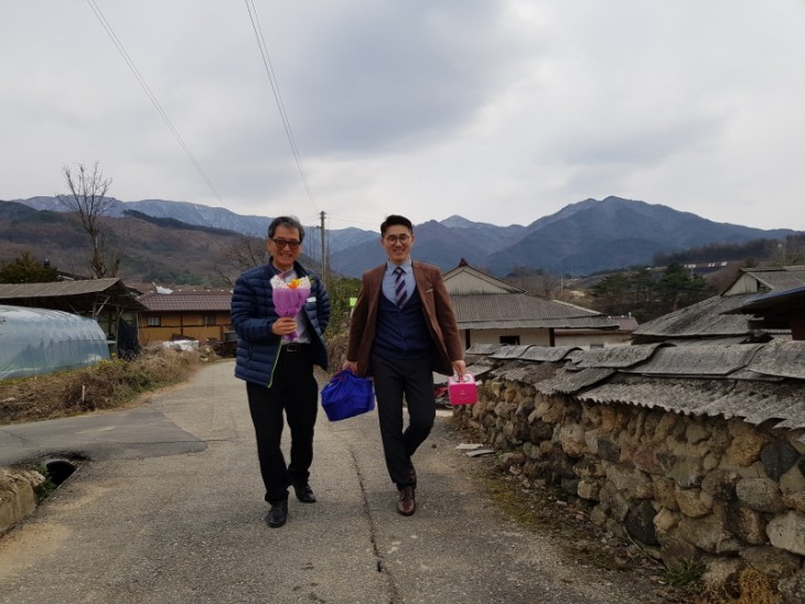 이영재 관장, 홍원기 팀장이 어르신 집을 방문하기 위해 함께 걸어가는 모습