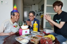   생신 대상자와 관장, 사회복지사 총 3명이 함께 생일축하 후 촛불을 끄는 모습  