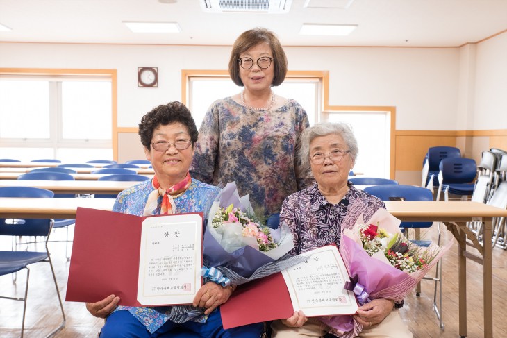  배움터에서 한글교실 최정란 교사와 정정자, 백옥엽님 기념사진 촬영    