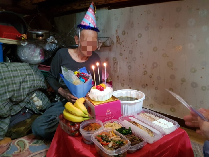 무풍면 권*구 어르신댁에서 생일상을 받는 모습