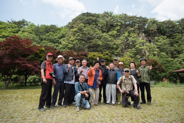      총 14명의 어르신과 강사님이 단체사진촬영을 하고 계십니다.