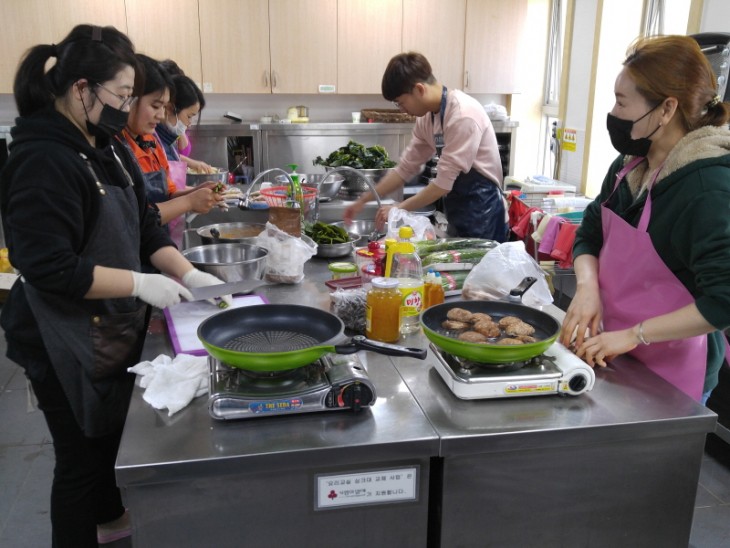 왼쪽 최인영 자원봉사자, 오른쪽 강유빈 자원봉사자 생신 음식 조리 중