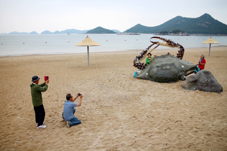 어르신 모델들과 사진을 찍는 어르신 두분   